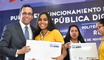 Ministro Andrés Navarro lleva República Digital a liceos de Santiago