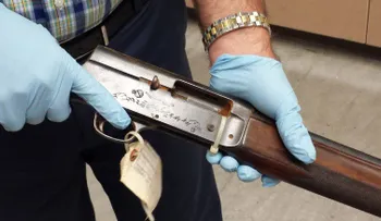 Policía muestra fotografías del arma del suicidio de Kurt Cobain