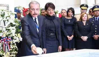 Danilo deposita ofrenda floral para los patricios en el Altar de la Patria