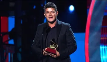  Alejandro Sanz se abraza a los "dreamers" en los Grammy Latino 