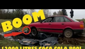 ¿Para qué este anciano baña su coche en una piscina llena de Coca-Cola? (VIDEO)