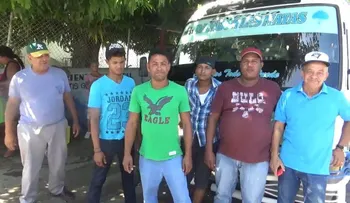 Gremios paralizan transporte en demanda arreglo de carreteras 