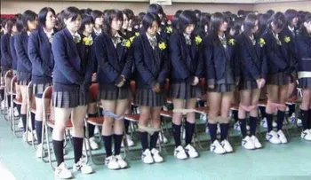 A las colegialas japonesas les comprueban su ropa interior. ¡Conoce la razónâ?¦!