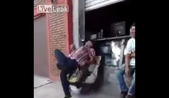 Un anciano se sienta en un sillón y sale disparado (VIDEO)