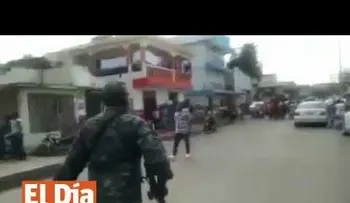 Coronel amenaza a punta de fusil a varios conductores