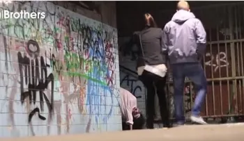Chica exorcista camina como araña (Video)
