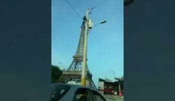Rescatan joven que se quería lanzar de la Torre Eiffel por alegados problemas económicos