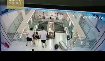 Video: Mujer muere atrapada, pero logra salvar a su hijo 