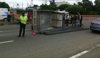 Camión cargado de varillas se vuelca en la 6 de Noviembre 