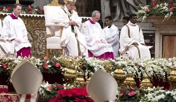 Papa Francisco recuerda en Misa del Gallo a niños bajo bombardeos y en barcazas