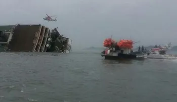 Rescatadas 120 personas de un barco a punto de hundirse con 472 pasajeros