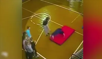 Este escalofriante accidente de un niño le costó el trabajo a su profesora de gimnasia