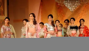 Al rescate del sari: Manish Malhotra devuelve la moda india a las prácticas antiguas