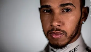 Lewis Hamilton se disculpa por video en que critica a su sobrino por tener un vestido de princesa
