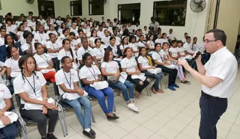 Ministro Andrés Navarro debatirá con estudiantes propuestas para mejora educativa