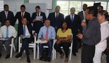 Danilo Medina visita a mujeres emprendedoras del barrio 27 de Febrero