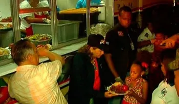 Comedores Económicos llevan cena navideña a San Juan