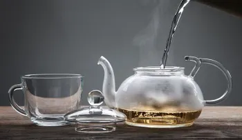 Estos son los grandes beneficios del agua caliente y 4 maneras de tomarla en la mañana