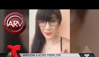 Arrestan actriz porno por salir semidesnuda en la vía pública