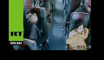 Las cámaras de seguridad internas de un autobús graban el momento de un accidente