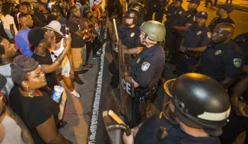 Manifestantes vuelven a las calles después de la violencia en Dallas