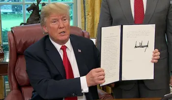 Trump firma decreto para mantener unidas a las familias de indocumentados