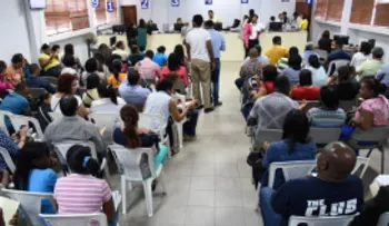 Miles buscan pasaportes, por alegado anuncio EEUU que facilitaría visas 