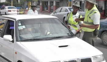 Hombres que chocaron carro atacan a tiros a agente de Amet en Villa Mella