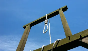 Ahorcan en Irán a cuatro hombres que violaron a una alpinista frente a su marino atado