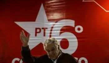 Mujica condena propiedad privada de la tierra ante los Sin Tierra de Brasil