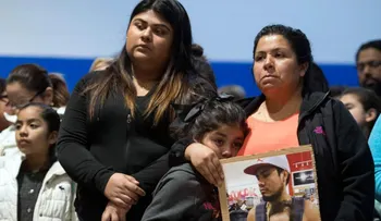 ICE detuvo a casi 100 inmigrantes indocumentados. Más de 500 niños faltaron a la escuela al día siguiente