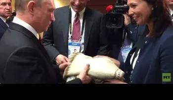 Putin recibe el suéter de una artesana peruana que fue arrestada cuando intentaba regalárselo