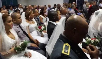 Policía realiza boda colectiva de 15 agentes