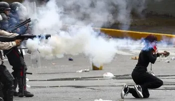 Cuatro heridos durante protestas callejeras en el este de Caracas 