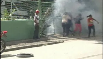 En San Juan: Dispersan a bombazos familiares de reos en la fortaleza