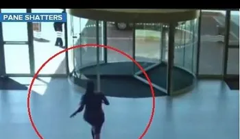 Presunta ladrona rompe una puerta de vidrio con la cabeza intentando escaparse