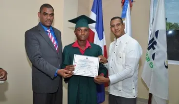 Ministerio de Trabajo gradúa 114 jóvenes de Barahona y Azua en emprendimiento