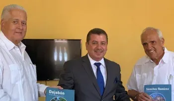 Leonel Fernández comparte su visión de futuro con expresidentes de Colombia y Panamá