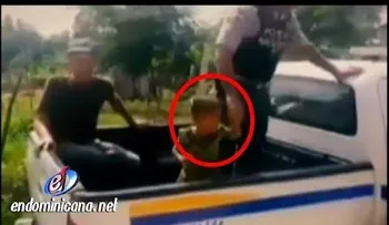 Agentes maltratan niña durante desalojo y se comen bizcocho de su cumpleaños (VIDEO)