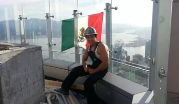 Cuelgan bandera mexicana sobre torre de Donald Trump en Canadá