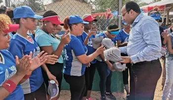 Salvador Holguín se suma a "Las Amigas de Candelón"; les dona útiles deportivos como apoyo al deporte