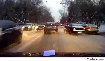 Se abre la tierra y se traga a mujer con todo y camioneta, pero conductora salva la vida. VIDEO
