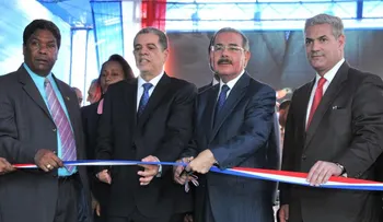 Danilo Medina entrega estancia infantil y una escuela en Barahona
