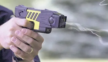 Arrestan en Japón a hombre que utilizó una pistola eléctrica para castigar a sus tres hijos