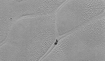 ¿Qué se desliza sobre Plutón? La sonda New Horizons revela su última e intrigante imagen