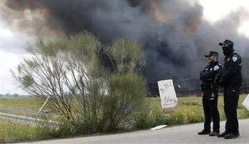 Desalojan a 9.000 por incendio en vertedero cerca a Madrid