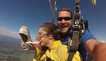 Video: Pierde un zapato al saltar en paracaídas y lo agarra en el aire