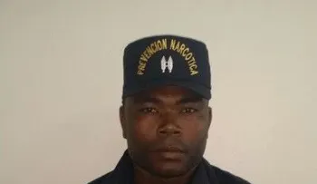 Apresan en el AILA a Romelio Jiménez Cabrera, de origen haitiano vestido de primer teniente PN y armado