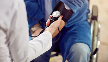 Reducir de peso, bajar el consumo de sal, hacer ejercicios y no fumar son de los mejores tratamientos para la hipertensión arterial