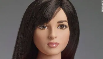 Adolescente inspira la creación de la primera muñeca transgénero